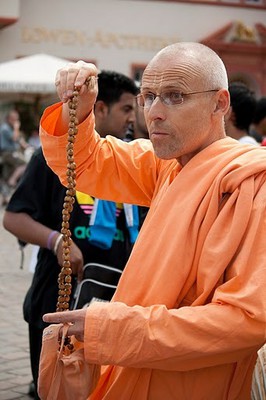 Foto de Membros Do Movimento Hare Krishna Na Rua De Budapeste e mais fotos  de stock de Sociedade Internacional para a Consciência de Krishna - iStock